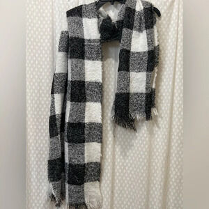 Classic B&W Checkered Chic Scarf‎